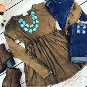 Acid wash lave detailed sleeve